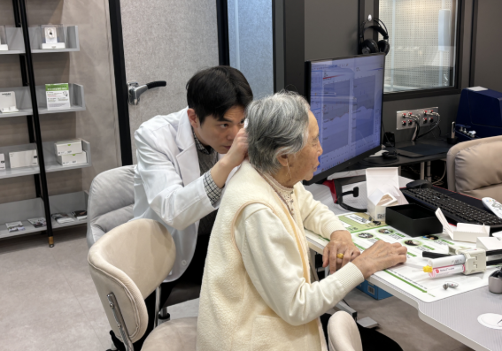 음성증폭기와 보청기 차이점 난청이 있을 때 아무거나 사용하면 안 되는 이유